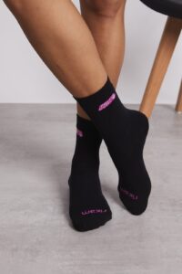 O que causa bolhas nos pés durante a corrida e como a meia pode evitar isso?